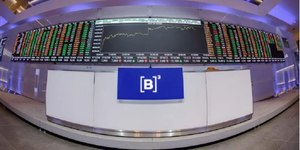 Ibovespa fecha acima de 155 mil pontos e renova recorde histórico
