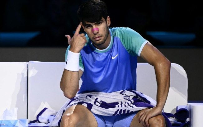 Carlos Alcaraz no banco durante a derrota para Alexander Zverev no ATP Finals