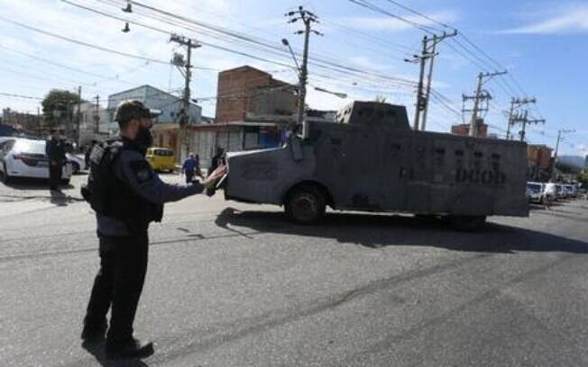 Blindado da Polícia Civil na Maré, nesta terça-feira 