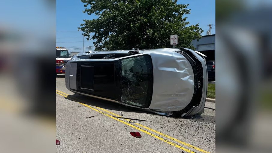 O motorista tentou afastar a cigarra barulhenta, mas acabou saindo da estrada O motorista tentou afastar a cigarra barulhenta, mas acabou saindo da estrada
