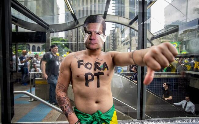 Manifestantes protestam contra a posse do ex-presidente Luiz Inácio Lula da Silva, que assumiu o Ministério da Casa Civil, na Avenida Paulista, em São Paulo. Foto: CRIS FAGA/FOX PRESS PHOTO/ESTADÃO CONTEÚDO