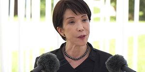 Takaichi com popularidade em queda e protestos em Okinawa