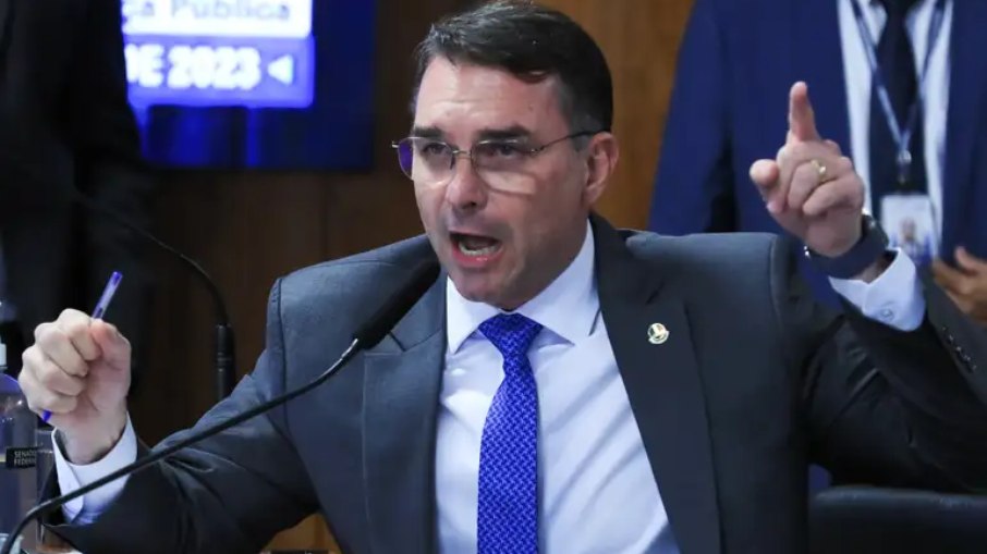 Senador Flávio Bolsonaro sugeriu que autoridades americanas combatessem traficantes no Rio de Janeiro