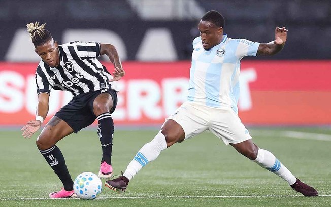 Danilo marcou duas vezes contra o Grêmio. Ele corre para o abraço! Danilo marcou duas vezes contra o Grêmio. Ele corre para o abraço!