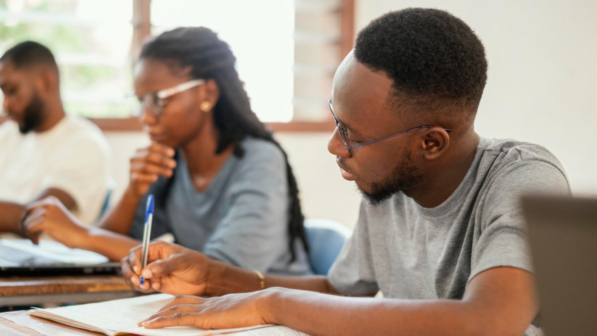 Acesso de jovens negros ao Ensino médio tem uma década de atraso em relação aos brancos