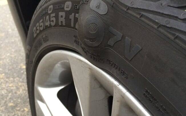 Bolhas nos pneus: Se houver alguma em seu pneu, troque-o imediatamente e reveja os seus cuidados ao volante