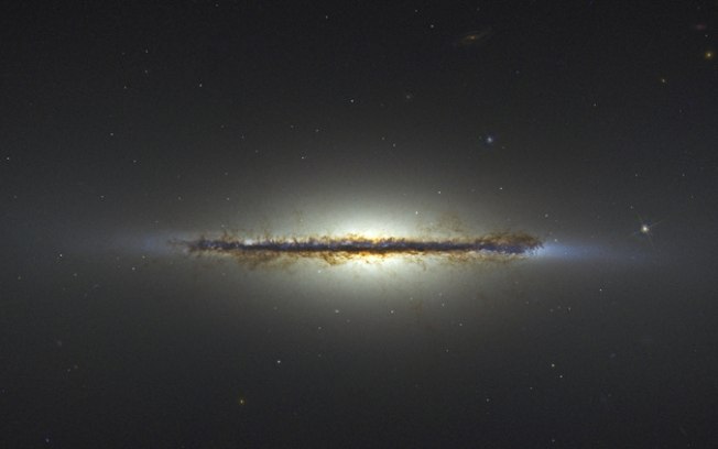 Destaque da NASA: galáxia vista de lado é foto astronômica do dia