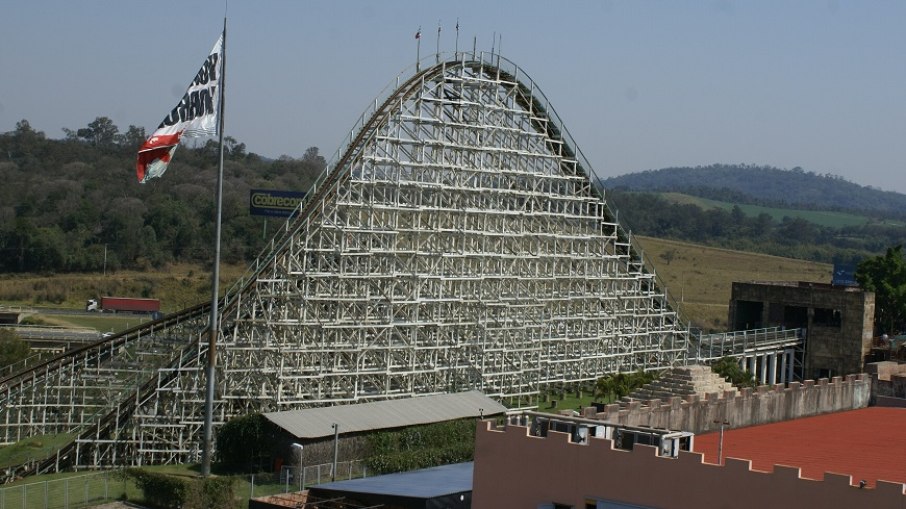 Montezum é a maior montanha-russa de madeira da América Latina