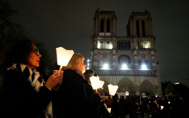 Fiéis reunidos do lado de fora da Catedral de Notre Dame durante o retorno da “Madonna of the Child” em 15 de novembro de 2024 em Paris