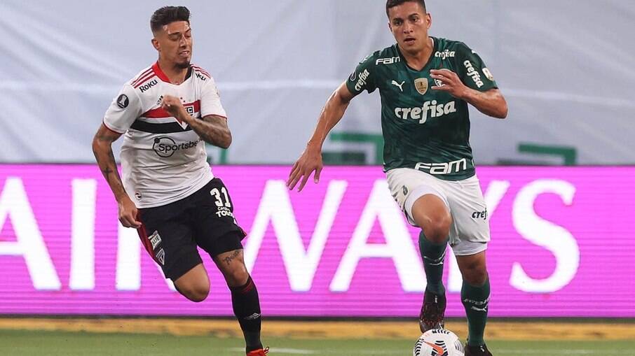 Zagueiro Renan em ação pelo Palmeiras