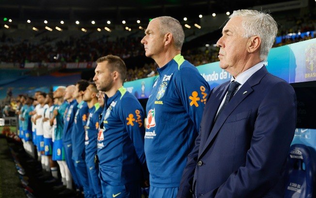 Carlo Ancelotti e comissão antes de partida contra o Chile