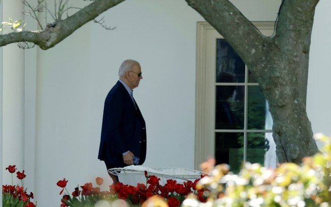 O presidente dos EUA, Joe Biden, chega à Casa Branca em Washington, DC, em 13 de abril de 2024