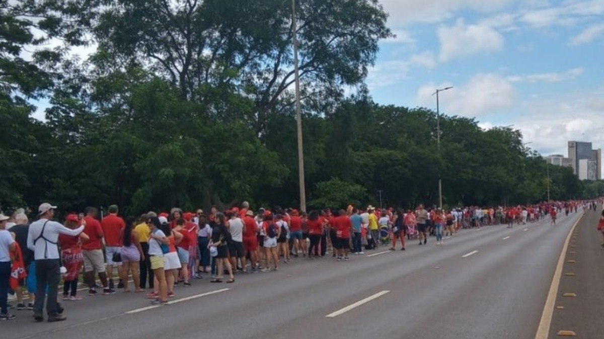 Fila de apoiadores de Lula para acompanhar a posse em Brasília