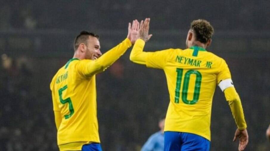 Neymar e Arthur dividiram o vestiário da Seleção