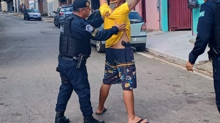 Portando simulacro de arma de fogo, homem foi conduzido à delegacia Portando simulacro de arma de fogo, homem foi conduzido à delegacia