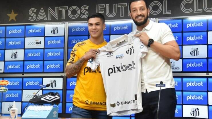 Santos acerta base contratual com Bryan Angulo, que negocia