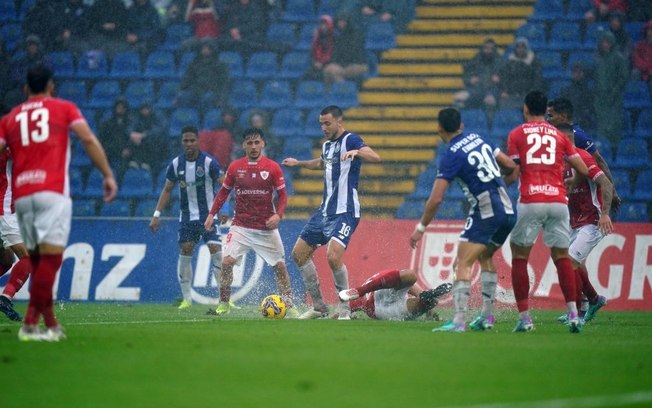 Jogo entre Santa Clara e Porto, pela Taça de Portugal, é suspenso por conta do gramado alagado