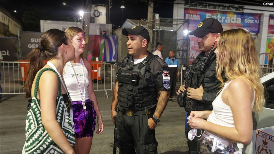 Agentes do BPTUR atuam no Sambódromo Marquês de Sapucaí para orientar estrangeiros