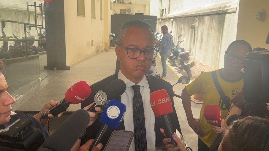 Advogado de Victor Hugo fala com a imprensa no Rio