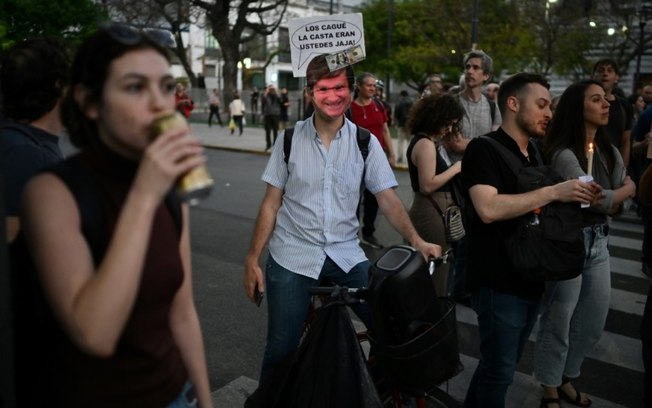 Estudantes marcham contra as medidas de austeridade do governo de Javier Milei em universidades públicas de Buenos Aires, em 16 de outubro de 2024