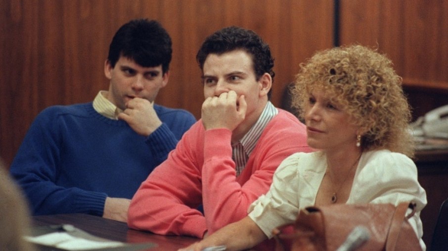 Erik Menendez (c) e seu irmão Lyle Menendez no tribunal de Beverly Hills (Califórnia), 12 de agosto de 1991 Erik Menendez (c) e seu irmão Lyle Menendez no tribunal de Beverly Hills (Califórnia), 12 de agosto de 1991