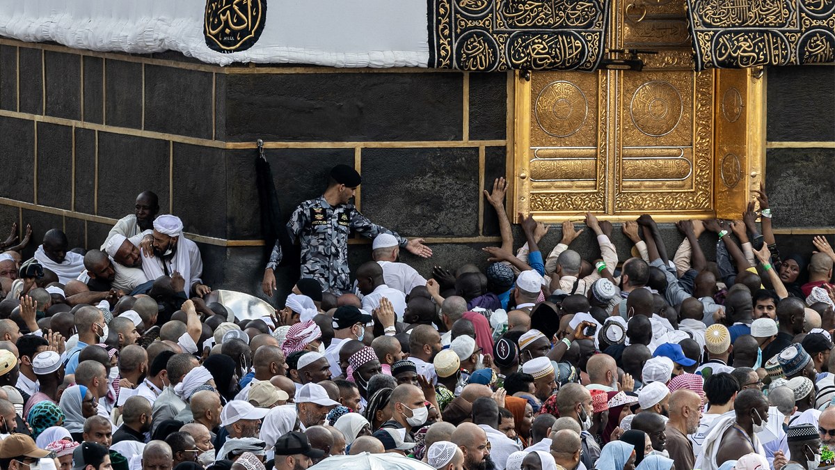 Peregrinos na Grande Mesquita da cidade sagrada de Meca