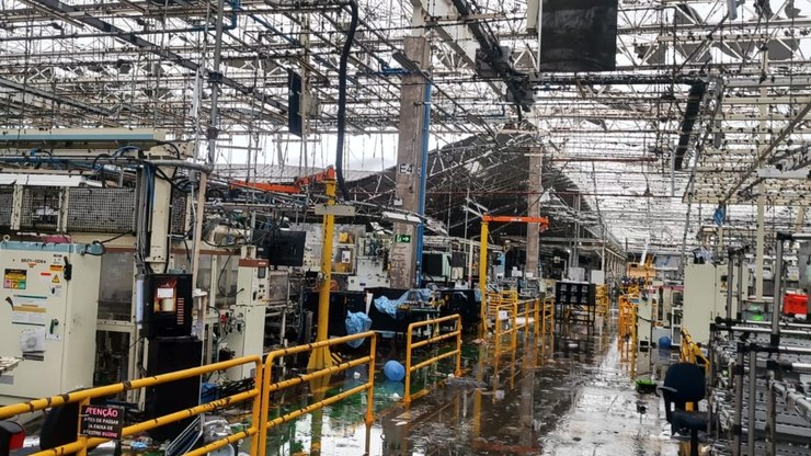 Temporal destrói fábrica da Toyota e deixa feridos em São Paulo