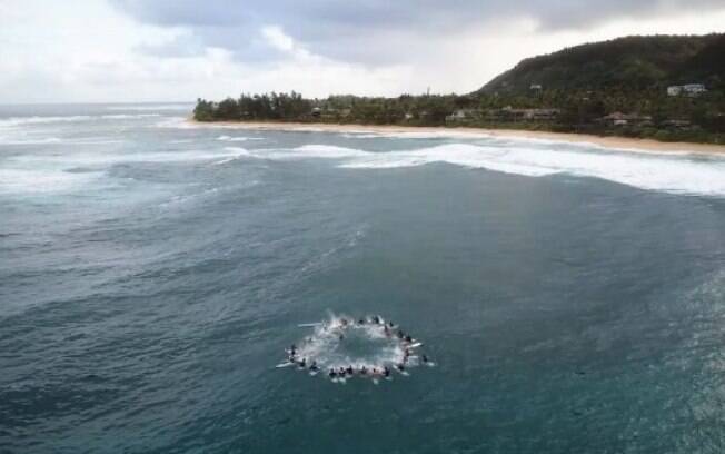 Surfistas fazem círculo em homenagem a Jean da Silva; cerimônia é chamada de 
