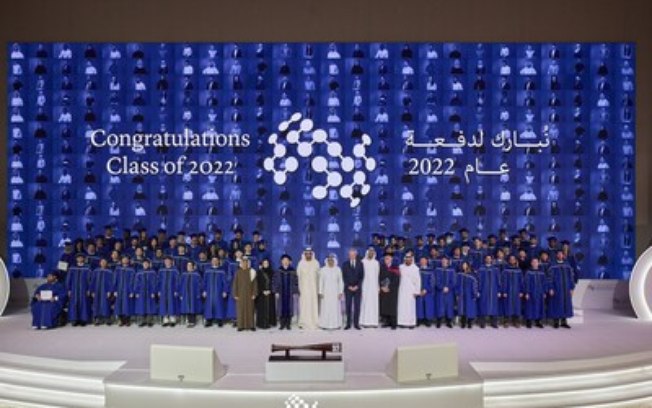 A primeira universidade de IA do mundo, a Mohamed bin Zayed University of Artificial Intelligence, homenageia graduados inaugurais