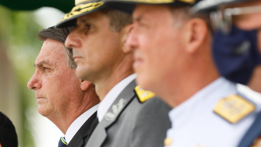 Bolsonaro concede indulto de Natal a militares e agentes de segurança