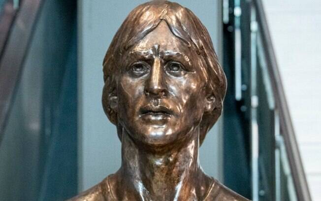 Ajax inaugura busto de Johan Cruyff na entrada de seu estádio