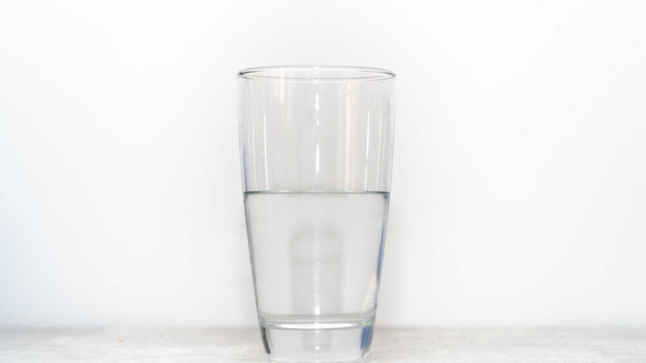 O copo está meio cheio ou meio vazio?