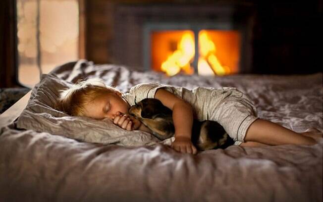 Cachorros fofos e crianças dão boas fotos na hora da soneca
