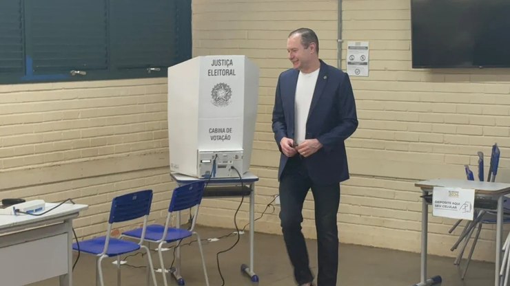 Zanin vota no Lago Sul durante primeiro turno das eleições