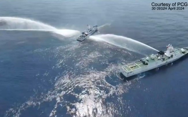 O governo das Filipinas acusou a China de utilizar canhões de água contra dois de seus navios, o que provocou danos a uma das embarcações