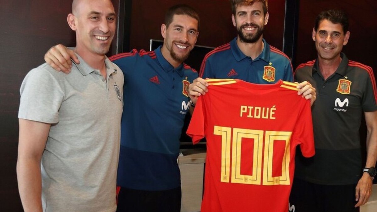 Luis Rubiales (canto esq,) e Gerard Piqué negociaram venda da Supercopa da Espanha