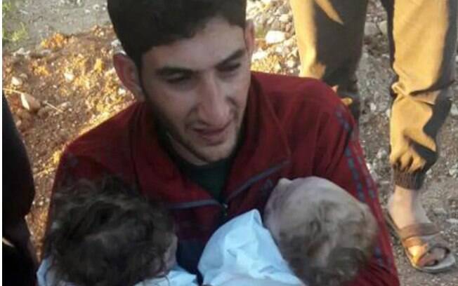 Abdul Hamid Alyoussef segura seus gêmeos mortos no ataque a Khan Sheikoun, em abril