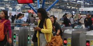 Metrô de SP aceita cartão nas catracas; veja como funciona