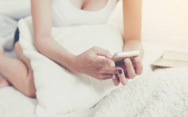 Mulher testa três aplicativos com diferentes níveis de vibração e relata como foi a masturbação com celular