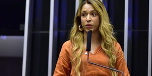 EUA alteram visto de Erika Hilton para "gênero masculino"