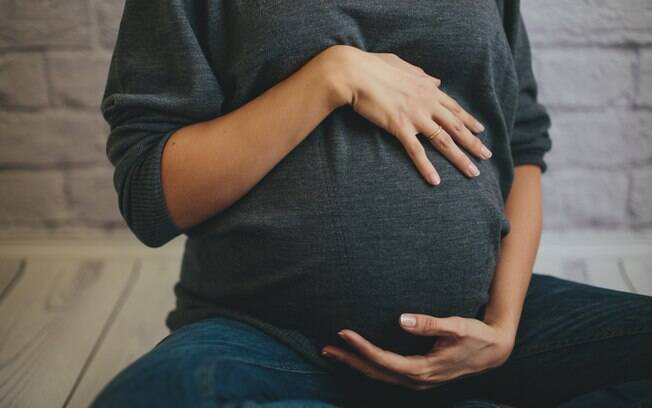 Se a mulher já está com algumas semanas de gestação, não é possível engravidar novamente e ter gêmeos de pais diferentes