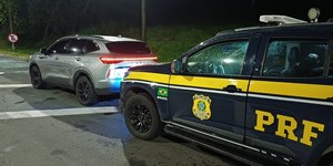 Carro de luxo roubado é recuperado na Presidente Dutra (SP)