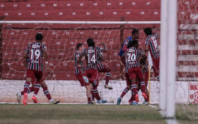 Jogadores do Fluminense comemoram o gol marcado por Vagno