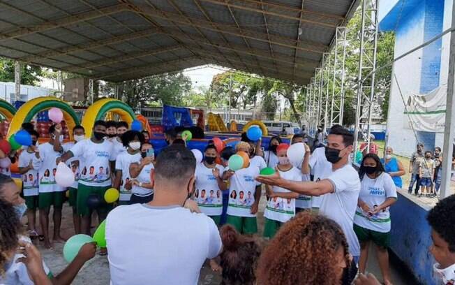 Ganso, do Fluminense, participa de projeto educacional com crianças em escola municipal de São Gonçalo