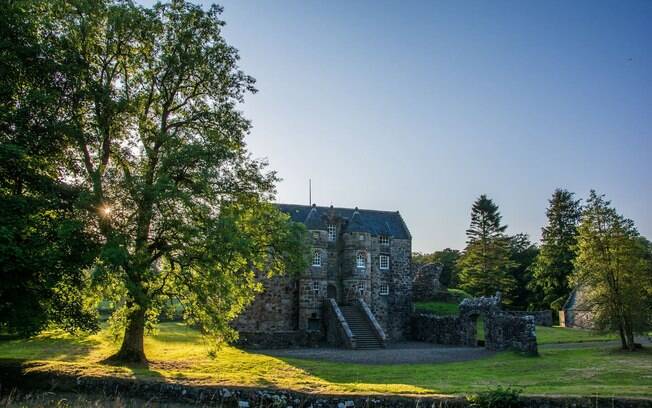 A guarda do castelo medieval pertencia ao governo escocês, mas foi negociada por empresários e entrou no Airbnb