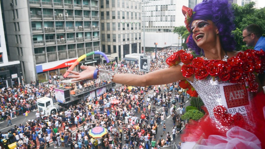 Drag queen celebra o desfile da Parada do Orgulho LGBTQIA+ em cima do Camarote Solidário da Agência Aids