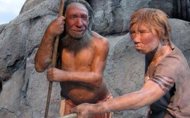 Análises do fragmento do osso revelaram que seu DNA possuía 40% de genes de neanderthal e 40% do desonoviano
