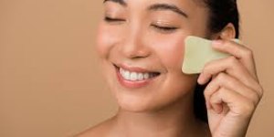 Conheça a Guasha, massagem chinesa que diminui linhas de expressão