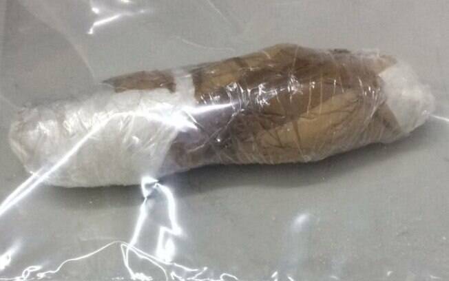 Pacote escondia mais de 100 gramas de drogas