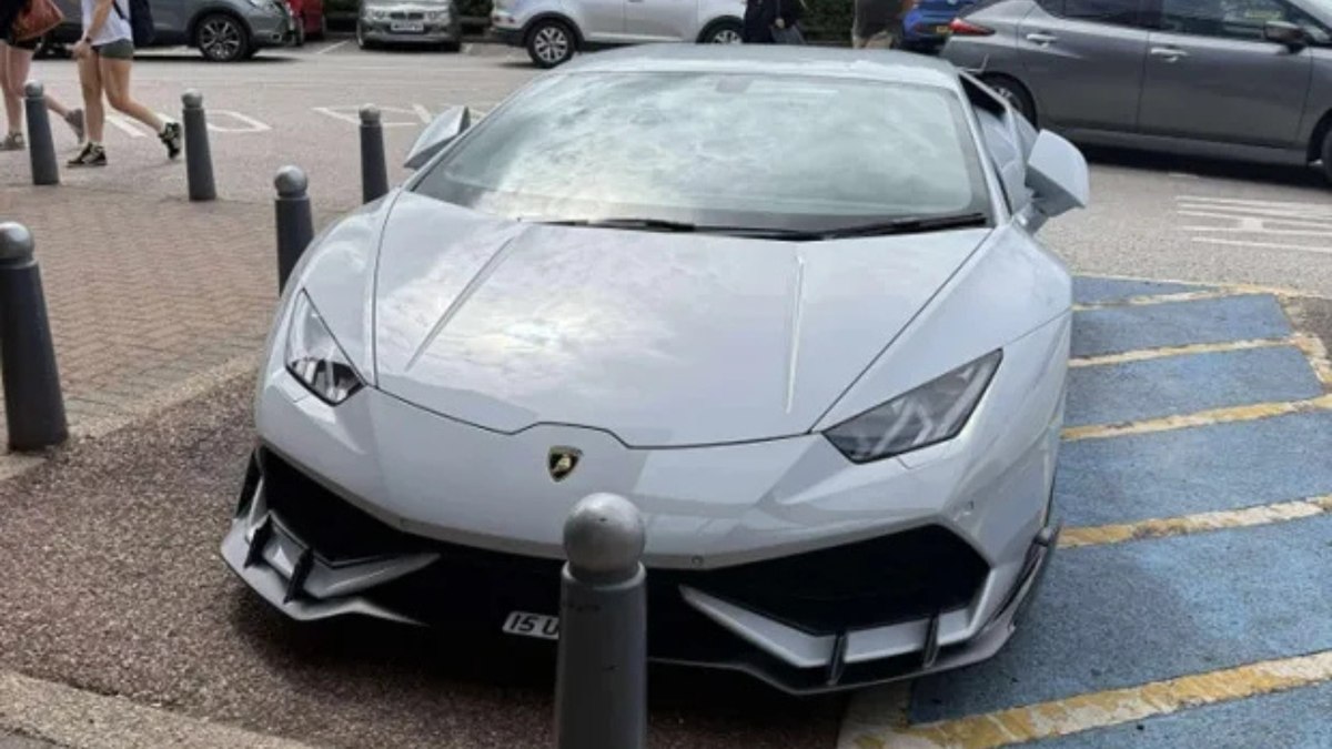 Motorista de Lamborghini reage após críticas por vaga especial